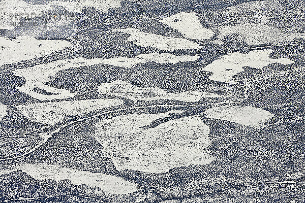Die Luftaufnahme von Neuschnee zeigt Straßen und Felder  die aus der Beifußsteppe im Norden Arizonas geräumt wurden.