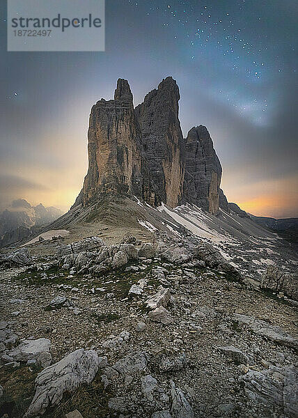 Neblige Nacht im Frühling in Tre Cime Di Lavaredo