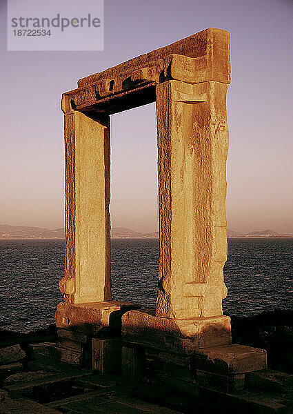 Naxos Portara  Eingang des heiligen Apollontempels auf der Insel Naxos  Griechenland.