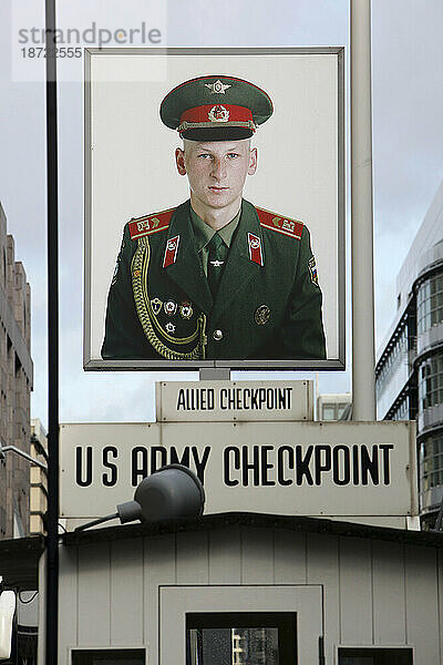 Abgebildet ist das „Ersatz-Wachhaus“ mit Blick auf den russischen Sektor  mit einem Bild eines sowjetischen Soldaten am Checkpoint Charlie der US-Armee (ehemaliger Grenzübergang der alliierten Streitkräfte).