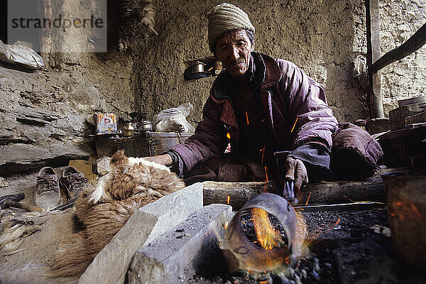 Ein Blechschmied übt sein Handwerk in Zanskar aus  einem kleinen Königreich in Ladakh  Indien.