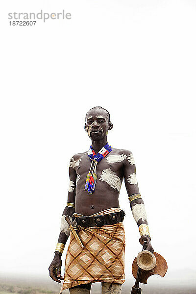 Ein Porträt eines Mannes in traditioneller Kleidung und Dekoration im Omo-Tal  Äthiopien.