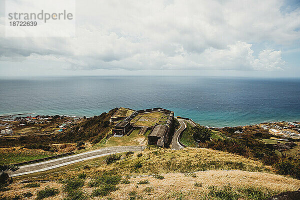 Üppige Landschaftsansicht der kurvenreichen Straße und des Atlantischen Ozeans auf St. Kitts