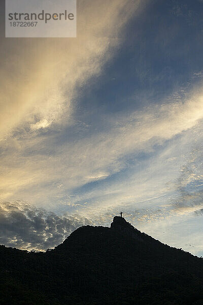 Christusstatue auf dem Berg Corcovado mit wunderschönen Wolken