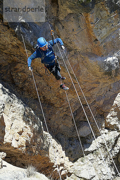 Klettern auf einem Klettersteig in San Blas  Stausee Arquillo in Teruel.