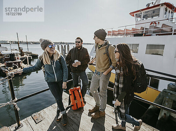 Vier junge erwachsene Freunde warten am Ufer in Portland  Maine