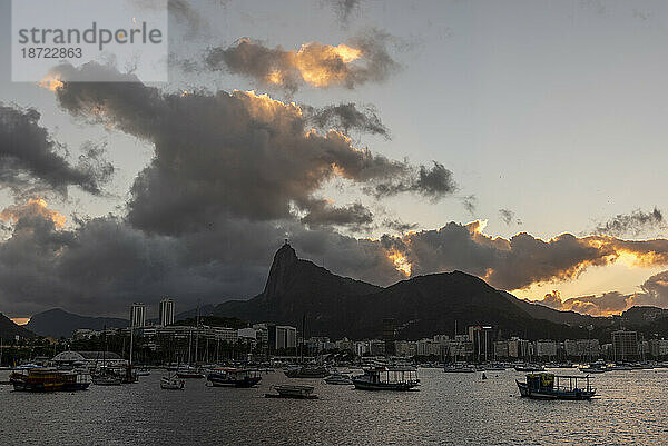 Corcovado-Berg und Christus der Erlöser mit wunderschönen Wolken