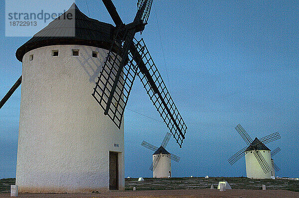 Szenen der berühmten Windmühlen von La Mancha  Spanien