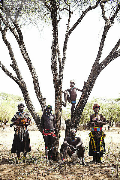 Ein Porträt von fünf Menschen aus dem Volk der Samen im Süden Äthiopiens.
