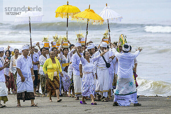 Traditionelle balinesische Zeremonie am Strand