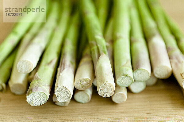 Selbst angebauter Bio-Spargel steht auf einer Holzarbeitsplatte in einem Haus in Seattle  Washington.