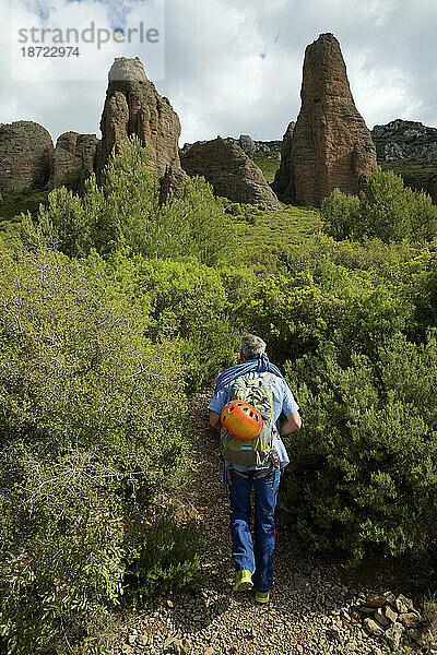 Wandern in den Mallos de Riglos  um den als Aguja Roja bekannten Gipfel zu besteigen.