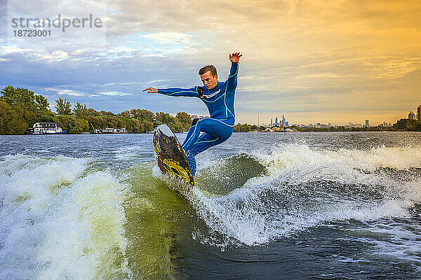 Wake-Surfen im Herbst.