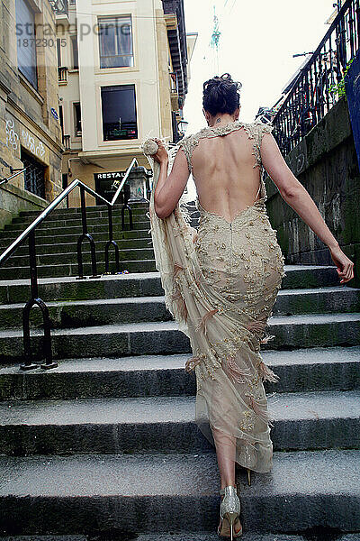 Entlaufene Braut auf Stufen in der Innenstadt von San Sebastian  Spanien
