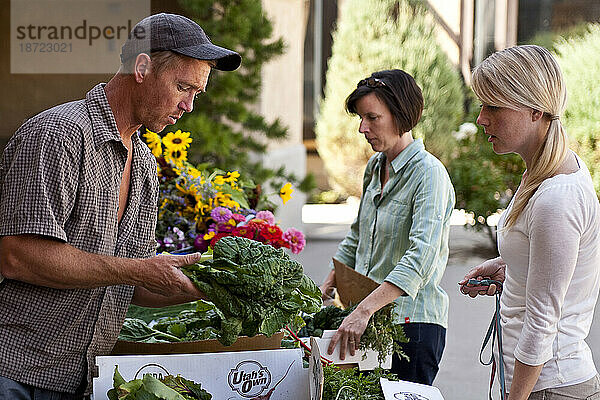 Kunden von Community Supported Agriculture (C.S.A.) holen ihren wöchentlichen Anteil ab.