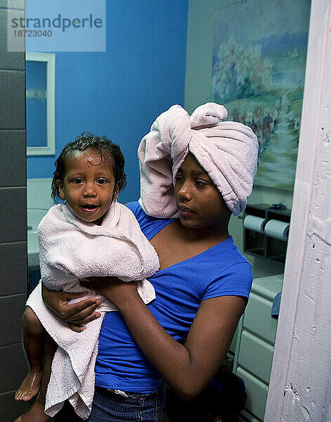 Zwei Kinder einer obdachlosen Mutter von vier Kindern nach einem Bad im Family Promises Center in Sacramento  Kalifornien.