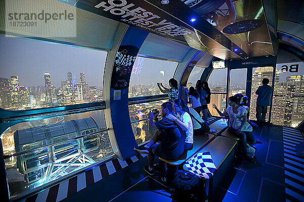 Der Singapore Flyer  ein 42 Stockwerke hohes Riesenrad  wurde gebaut  um Touristen während eines 30-minütigen „Fluges“ einen 360-Grad-Blick auf Singapur in der Sicherheit und dem Komfort einer individuellen KI zu bieten