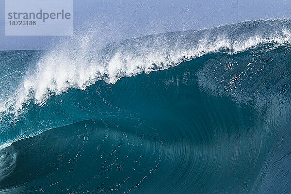 Nahaufnahme einer riesigen und mächtigen Welle  die in Tahiti bricht