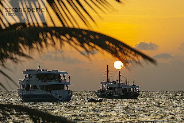 Schiffe im Meer bei Sonnenuntergang“  Thulusdhoo  Male  Malediven