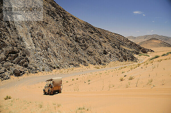 4x4-Tourenfahrzeug auf den San-Dünen  Serra Cafema Wilderness Safaris am Kunene-Fluss  Kunene-Region  Namibia