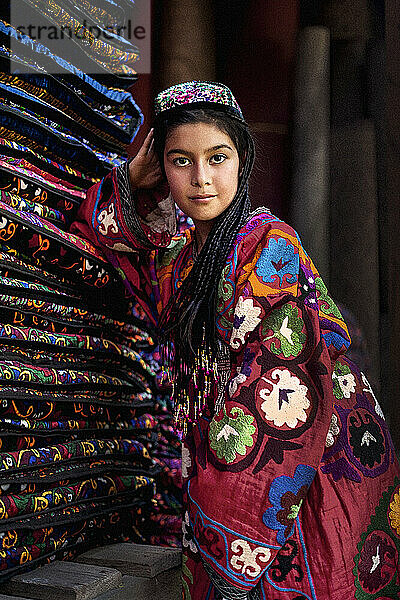Usbekisches Mädchen in traditioneller Kleidung Usbekistan