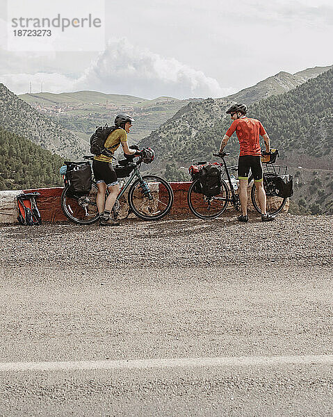 Ein paar Bikepacker machen eine Pause beim Radfahren durch Marokko.