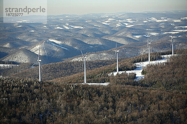 Windkraftpark im Winter