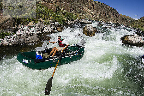 Ein männlicher Bootsfahrer navigiert durch eine schwierige Fahrt auf dem Teton River. Eine Flussfahrt war geplant  um auf den geplanten Staudamm aufmerksam zu machen.