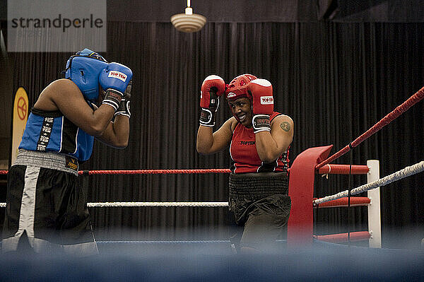 Eine Boxerin verteidigt sich während eines Halbfinalkampfes bei den kanadischen Amateur-Boxmeisterschaften in Saint-Hyacinthe  Quebec.