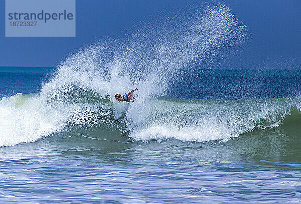 Surfen auf einer Welle  Bali  Indonesien.