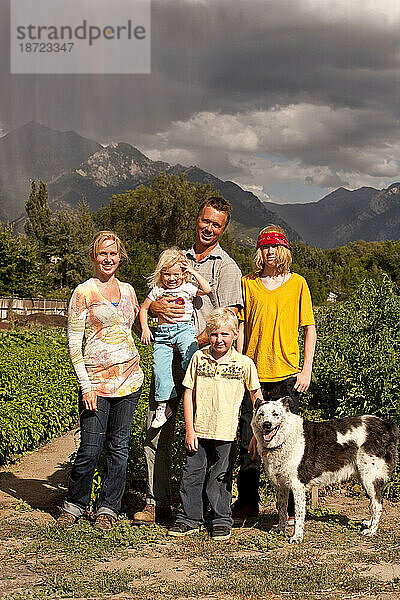 Die Familienbesitzer eines örtlichen Biogartens und ihre Kinder auf ihrem landwirtschaftlichen Betrieb in Sandy  Utah.