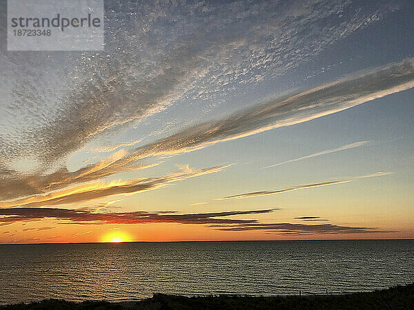 Der perfekte Sonnenuntergang in der Cape Cod Bay von Wellfleet aus gesehen