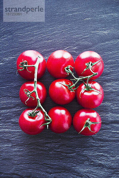 Draufsicht auf frische Tomaten vor Schiefer