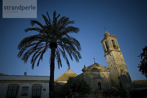 Das Licht des Sonnenuntergangs beleuchtet eine Kirche im Dorf Bornos  Provinz Cádiz  Andalusien  Spanien.