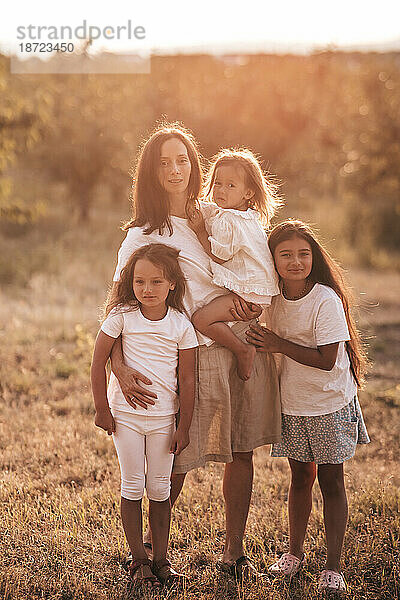 glückliche große Familie  Leben auf dem Land  Mama und drei Töchter