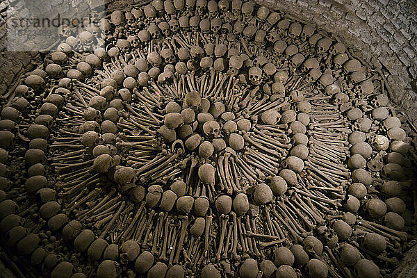 Menschliche Schädel und Knochen stapeln sich in den Katakomben unterhalb des Monasterio de San Francisco in Lima  Peru.