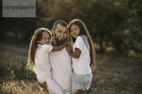 Papa und zwei Töchter  Landleben