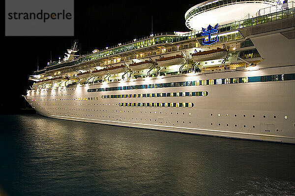 Kreuzfahrtschiff liegt über Nacht an einem Dock.