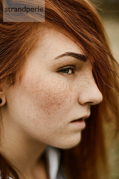 Nahaufnahmeporträt eines Teenagermädchens mit rotem Kopf