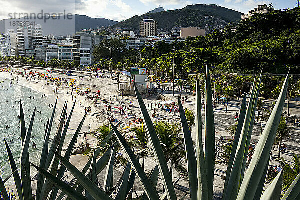 Wochenendmassen genießen den Strand von Ipanema  Rio de Janeiro  Brasilien.