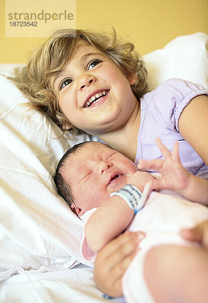 Mädchen und neugeborene kleine Schwester