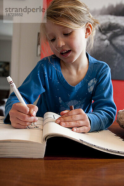 Ein Mädchen zeichnet ein Mädchen auf einem Töpfchen