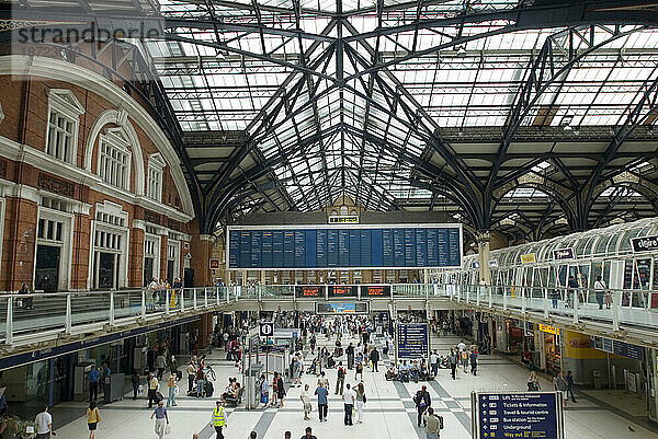 Passagiere passieren den Bahnhof Liverpool in London  Vereinigtes Königreich.