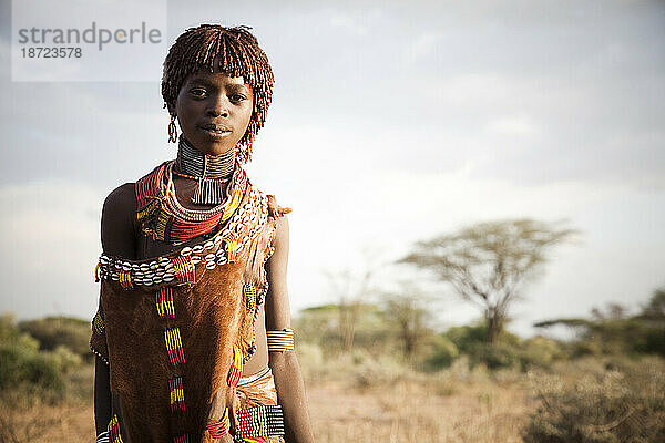 Ein Porträt einer jungen Frau im Dorf Hamer im abgelegenen Omo-Tal in Äthiopien.
