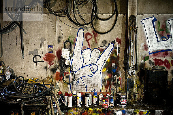 In einer Garage in Iowa taucht ein Rock'n'Roll-Schild-Graffitistück auf.