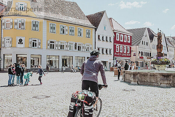 Ein Mann fährt mit dem Fahrrad beim Bikepacking auf einem Platz in Deutschland