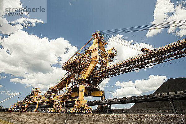 Kohletransportmaschinen in Port Waratah in Newcastle  dem weltweit größten Kohlehafen. Von hier aus wird Kohle aus Tagebau-Kohlebergwerken im Hunter Valley in die ganze Welt exportiert