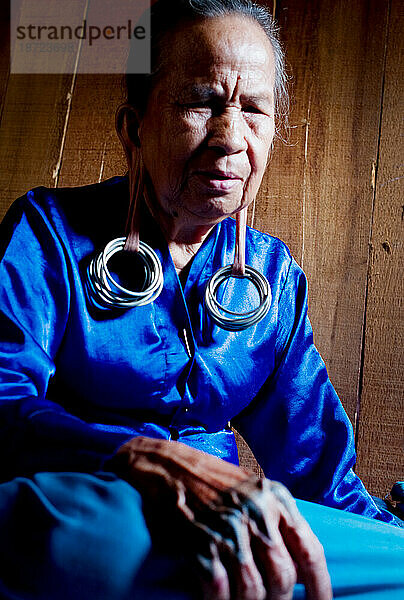 Eine ältere Frau trägt die traditionellen Ohrringe ihrer Vorfahren.