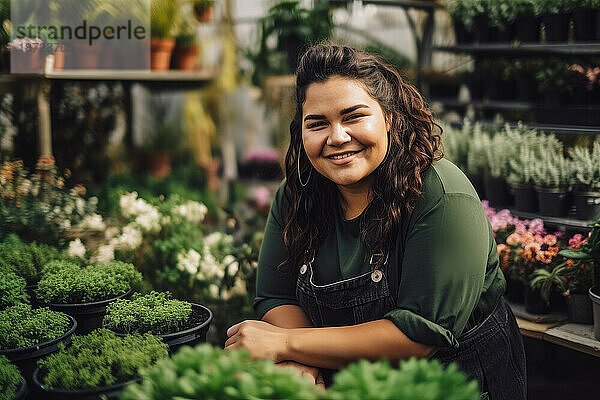 Porträt eines glücklichen lateinamerikanischen Floristen im Blumenladen. Generative KI.