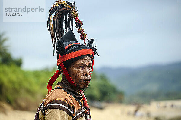 Mann in traditioneller Tracht  Pasola-Festival  Insel Sumba  Indonesien